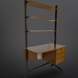 Bibliothèque italienne du milieu du siècle avec bureau.