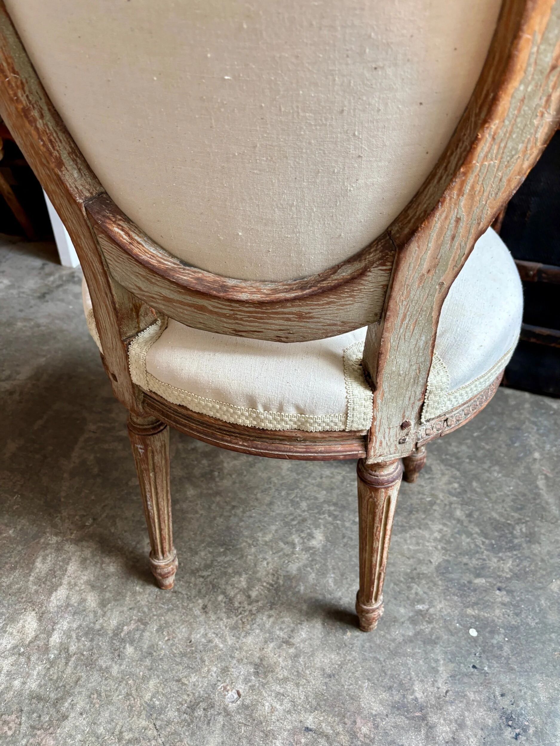 Medallion back chair in moulded wood and beige fabric.