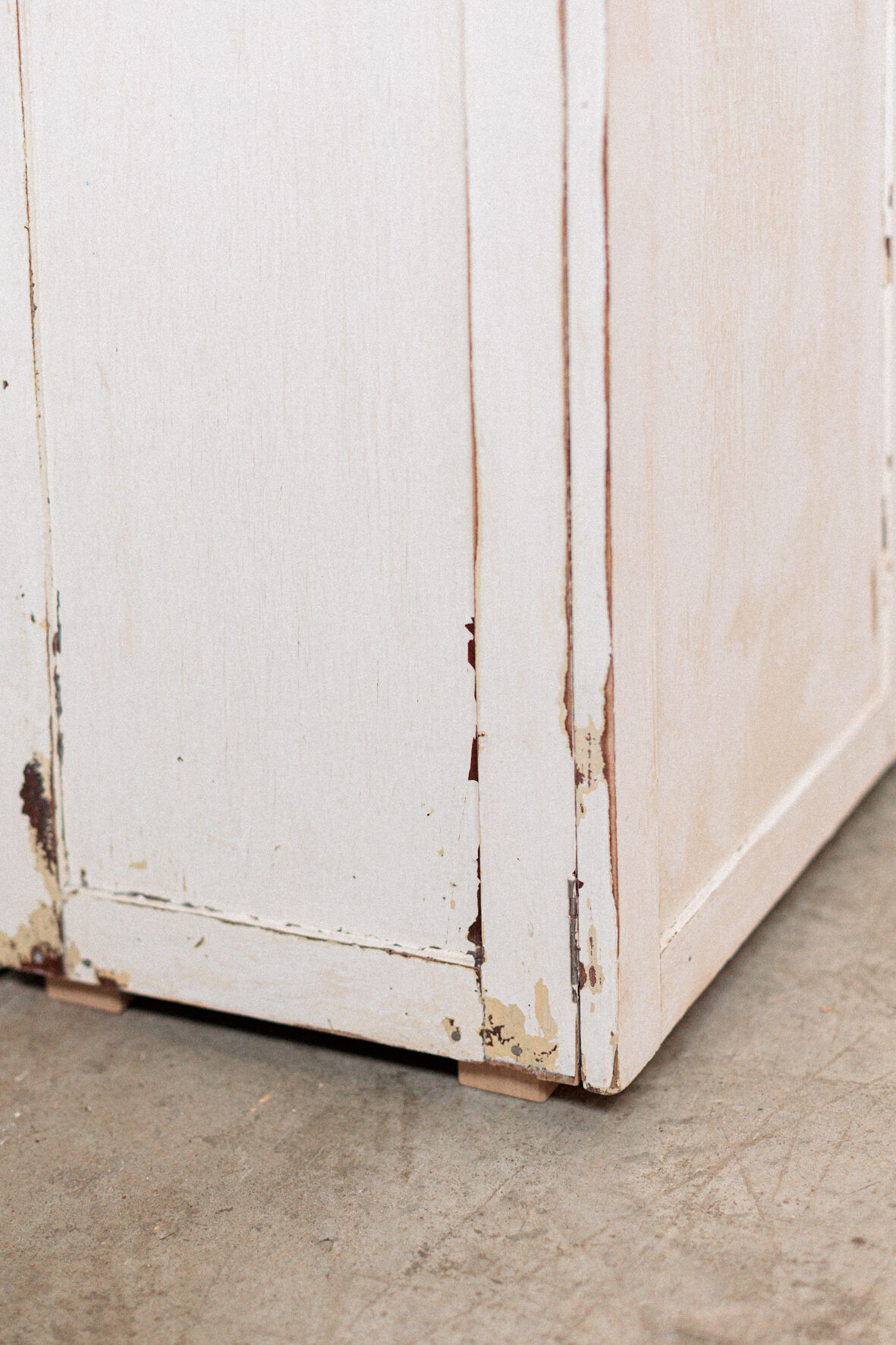 Large white furniture lacquered "buttercup"
