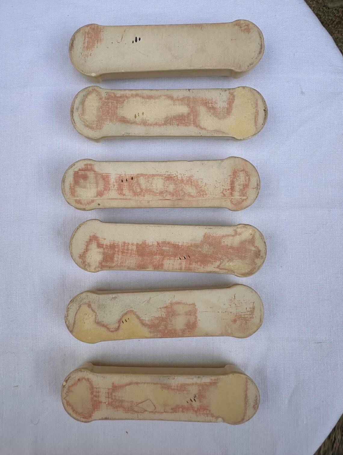 Vintage Art Deco Knife Rest – Cream Beige Ceramic with Gold Trim