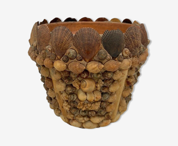 Cache pot en terre cuite surmonté de coquillages art populaire 1960