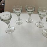 Verres a pied a liqueur en verre pressé  anciens