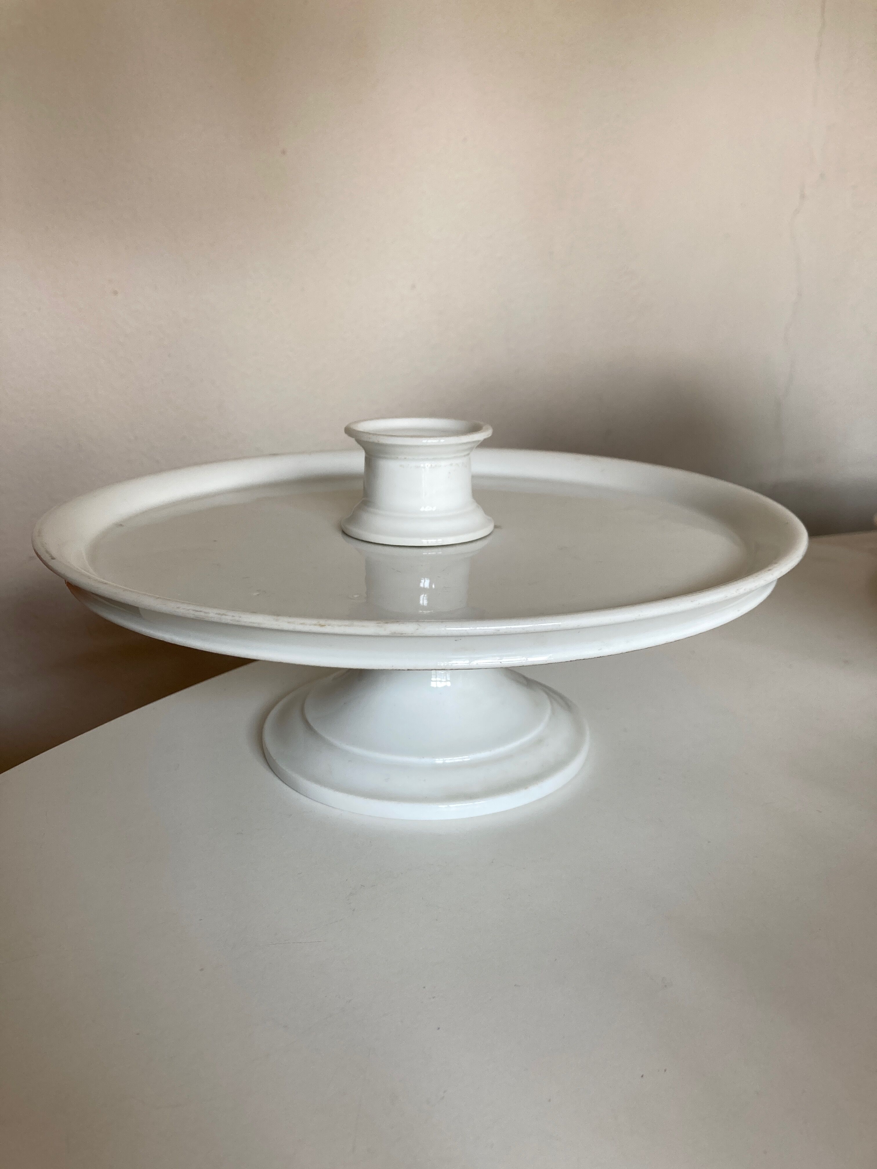Assiette montée d'office mi-19e plat présentoir sur pied en faïence blanche