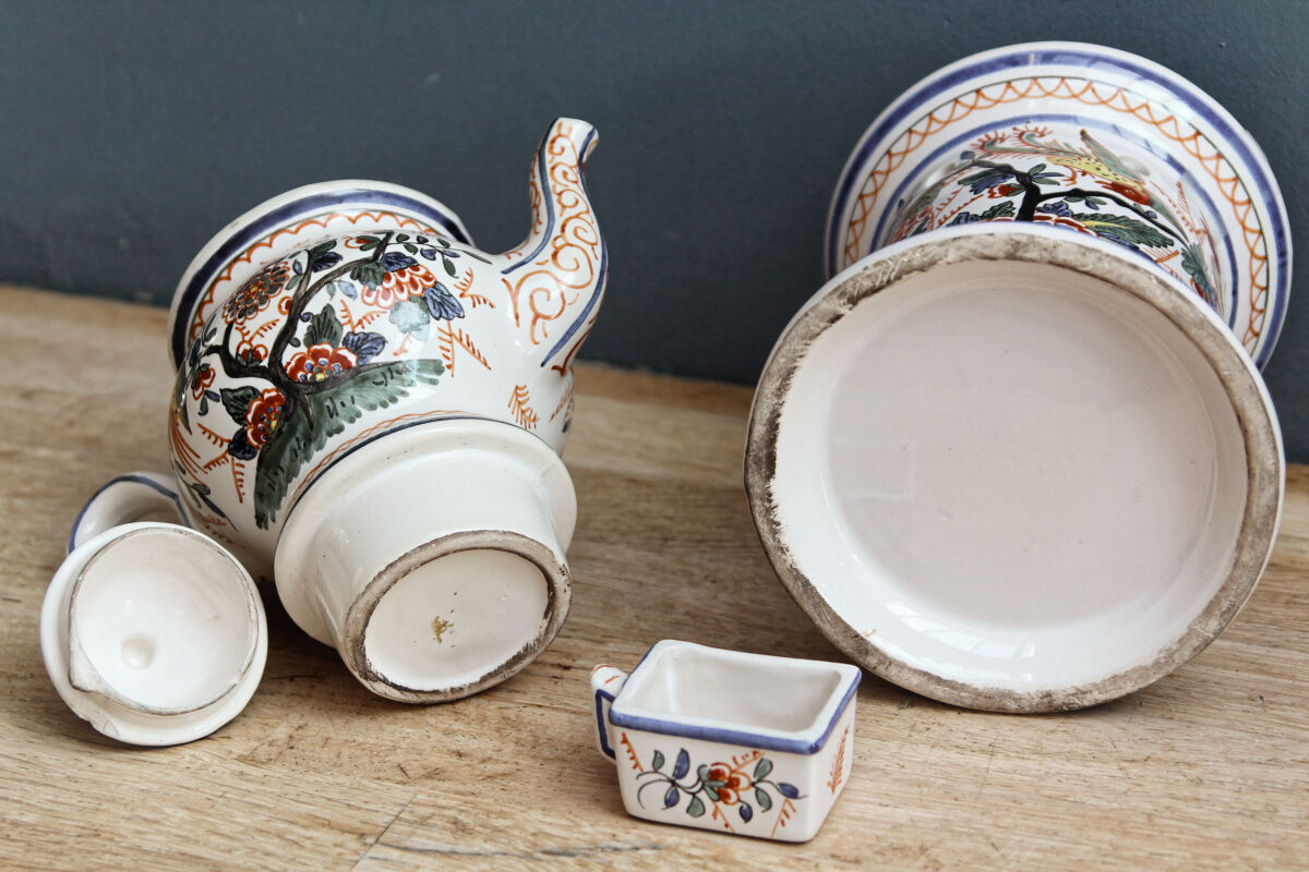 Delft earthenware herbal tea maker