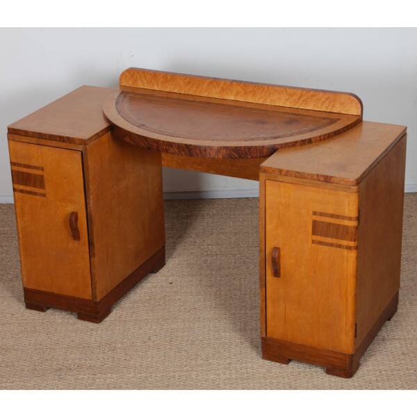 Wooden dressing table/desk, English work from the 1930s.