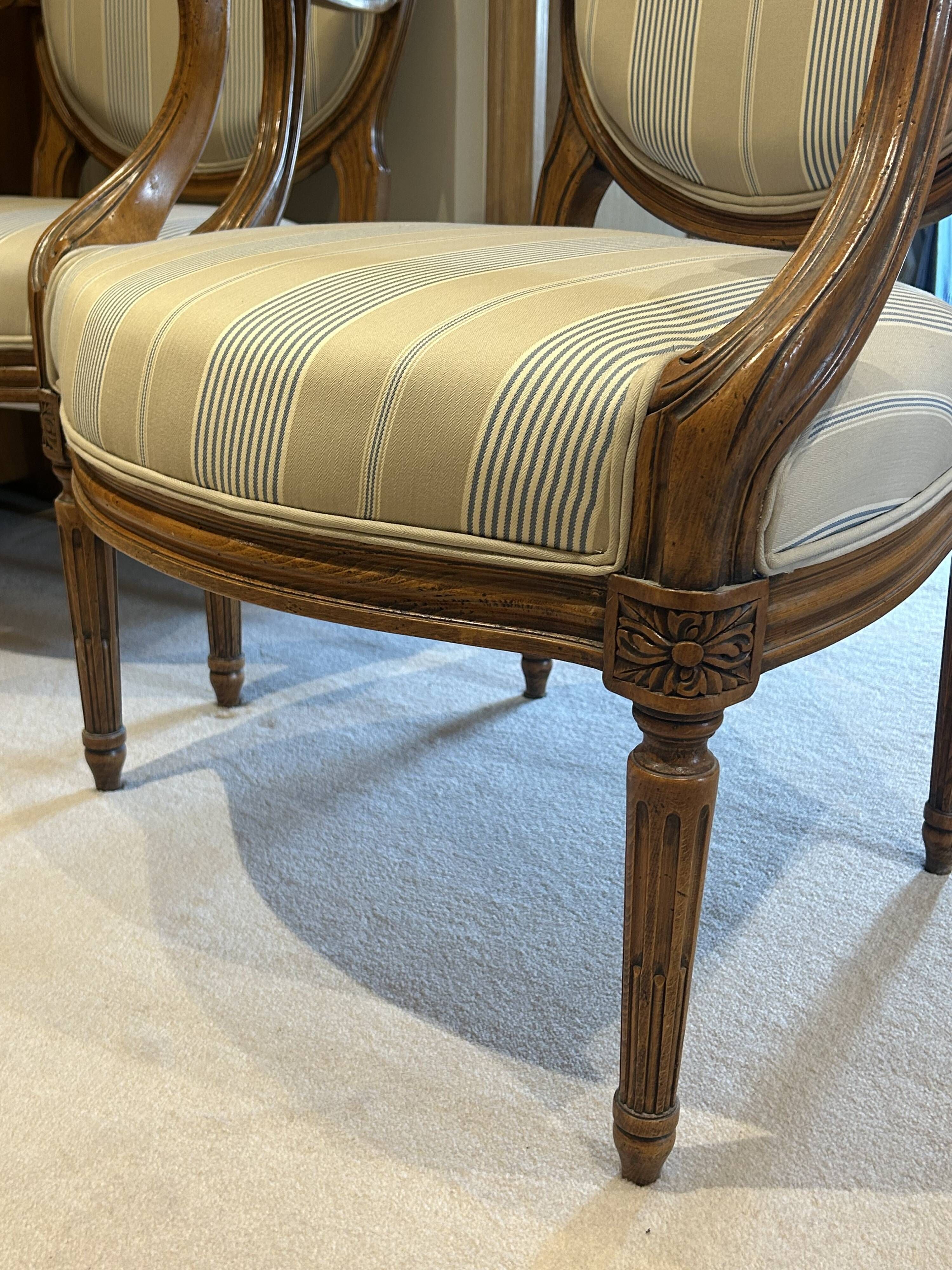 Pair of medallion armchairs in Louis XVI style - carved wood