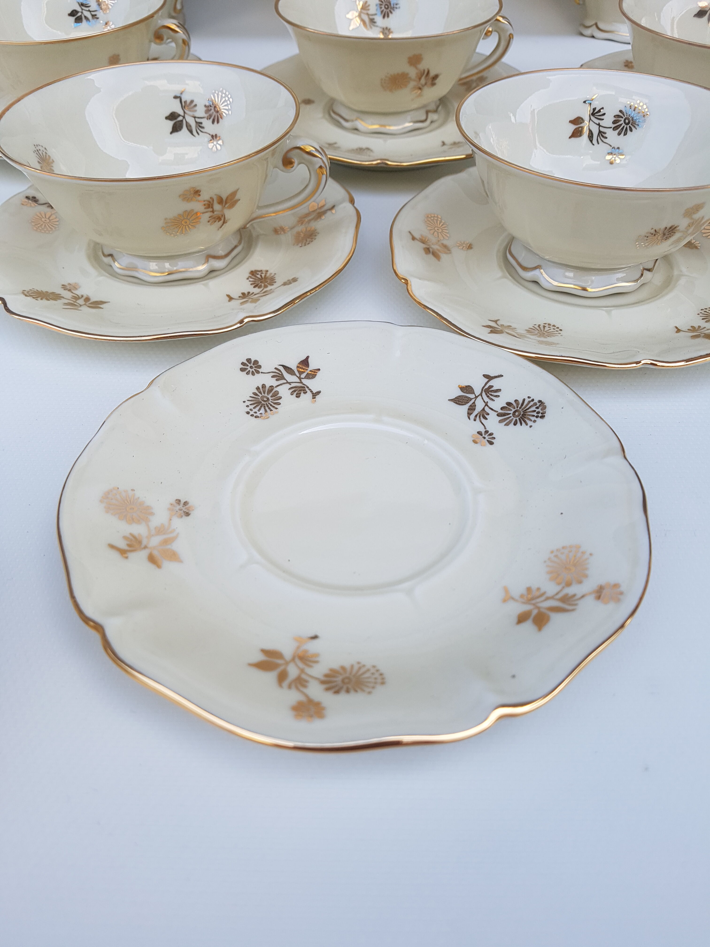 Limoges porcelain tea service, former royal factory.