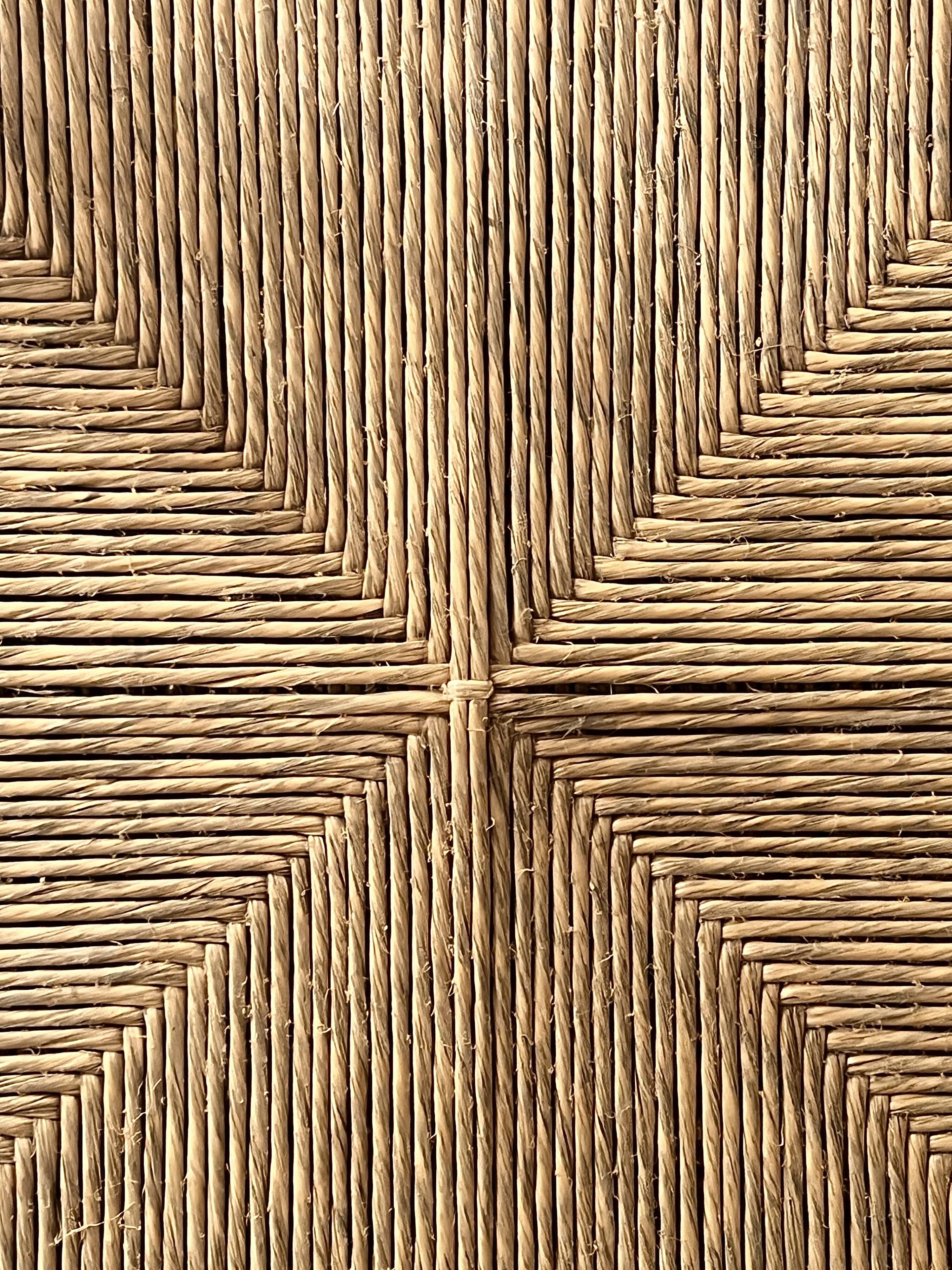 chaise moderniste en bois blanc et paillée