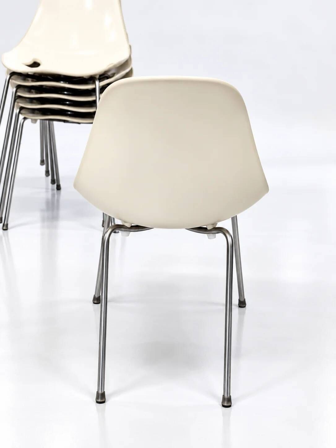 Set of 6 stackable chairs "Lola" by Syn Design