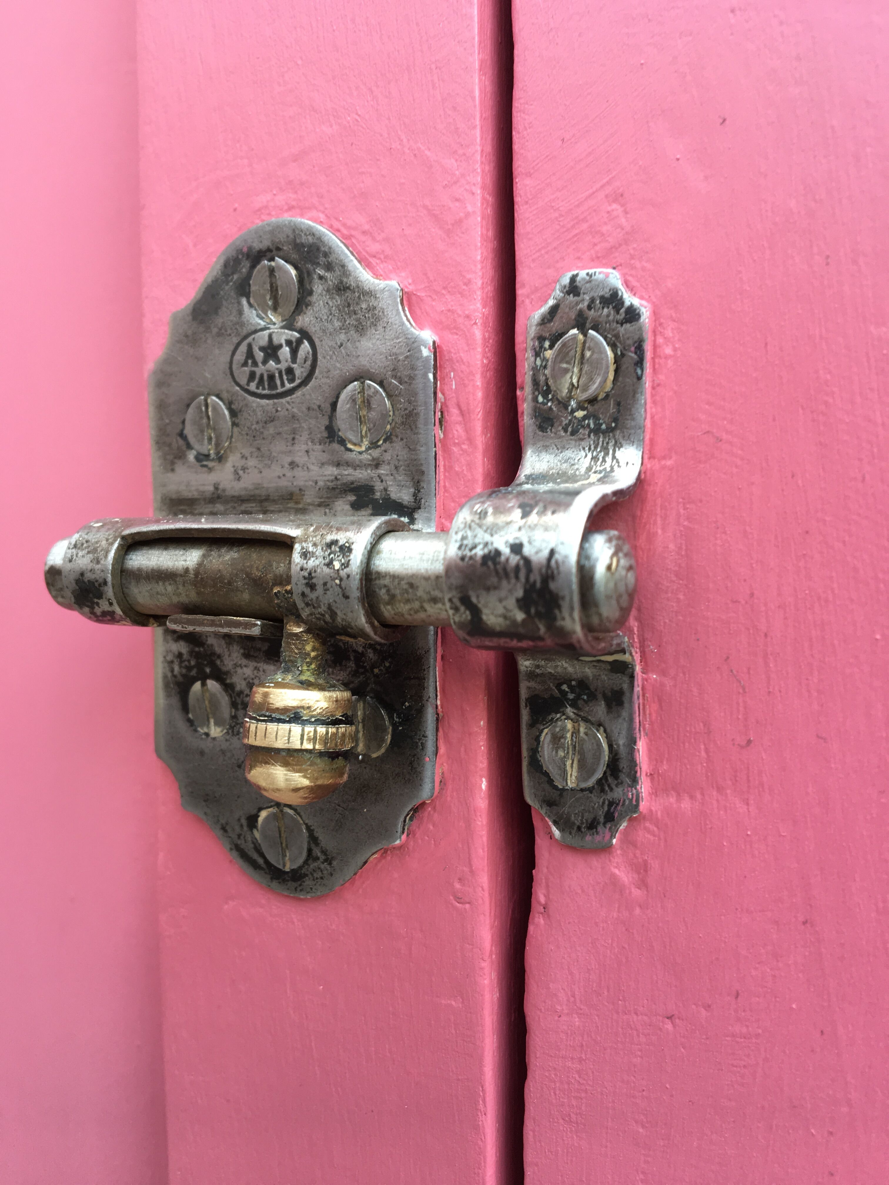 Parisian wardrobe bonnetière