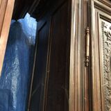 Armoire ancienne Louis XIII en noyer massif avec ses portes sculptées