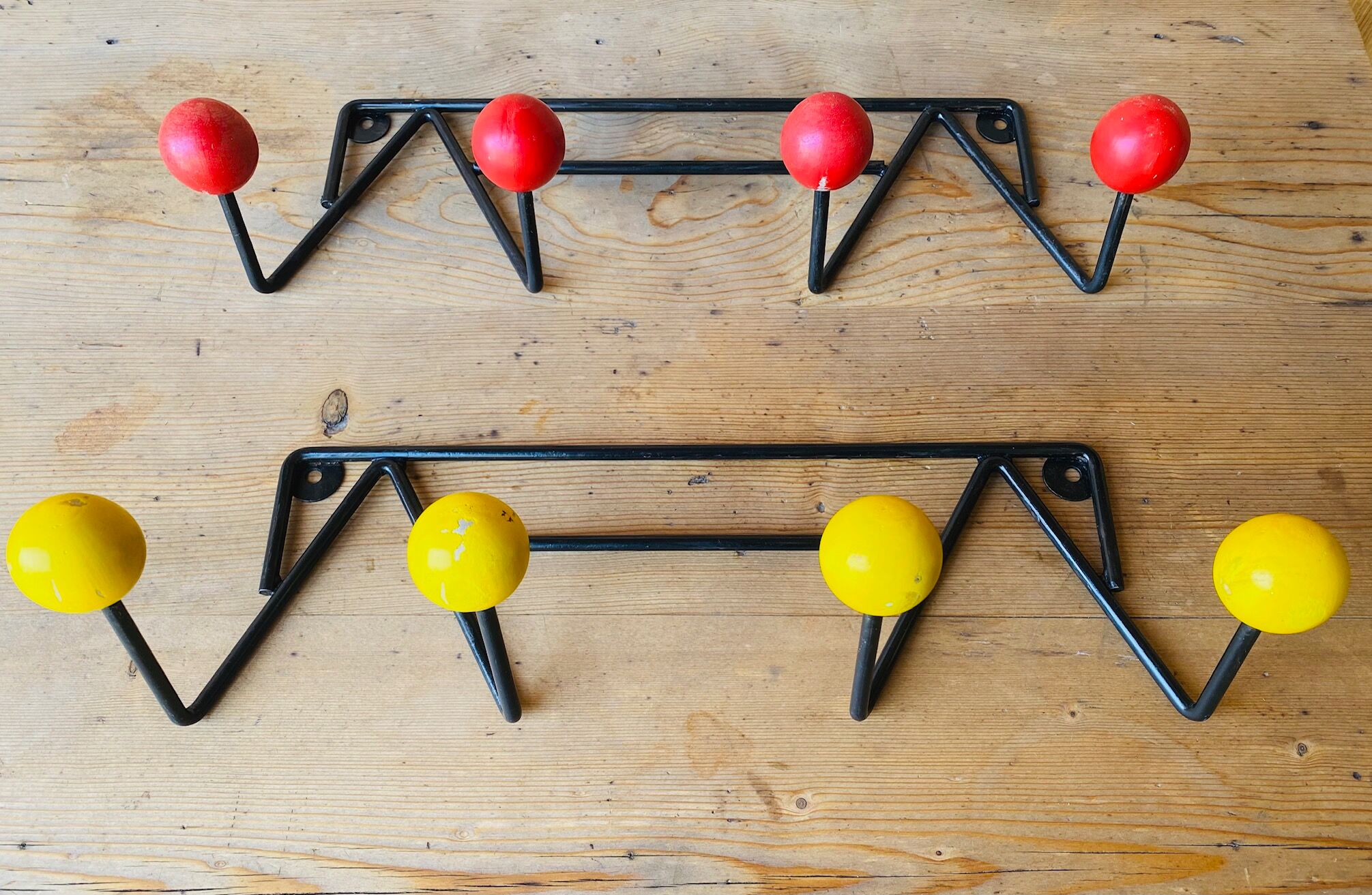 2 coat rack walls 4 balls balls 50s