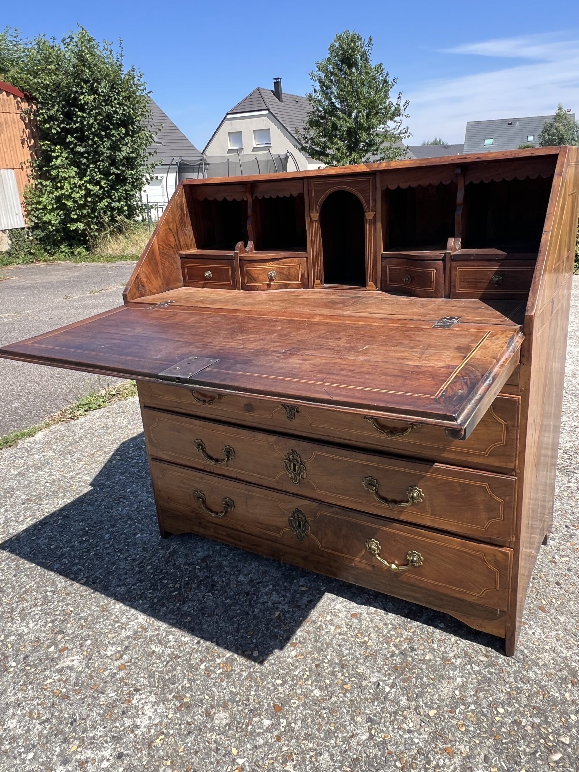 Writing cabinet, masterpiece of marquetry in solid cherry wood, late 18th, early 19th century.