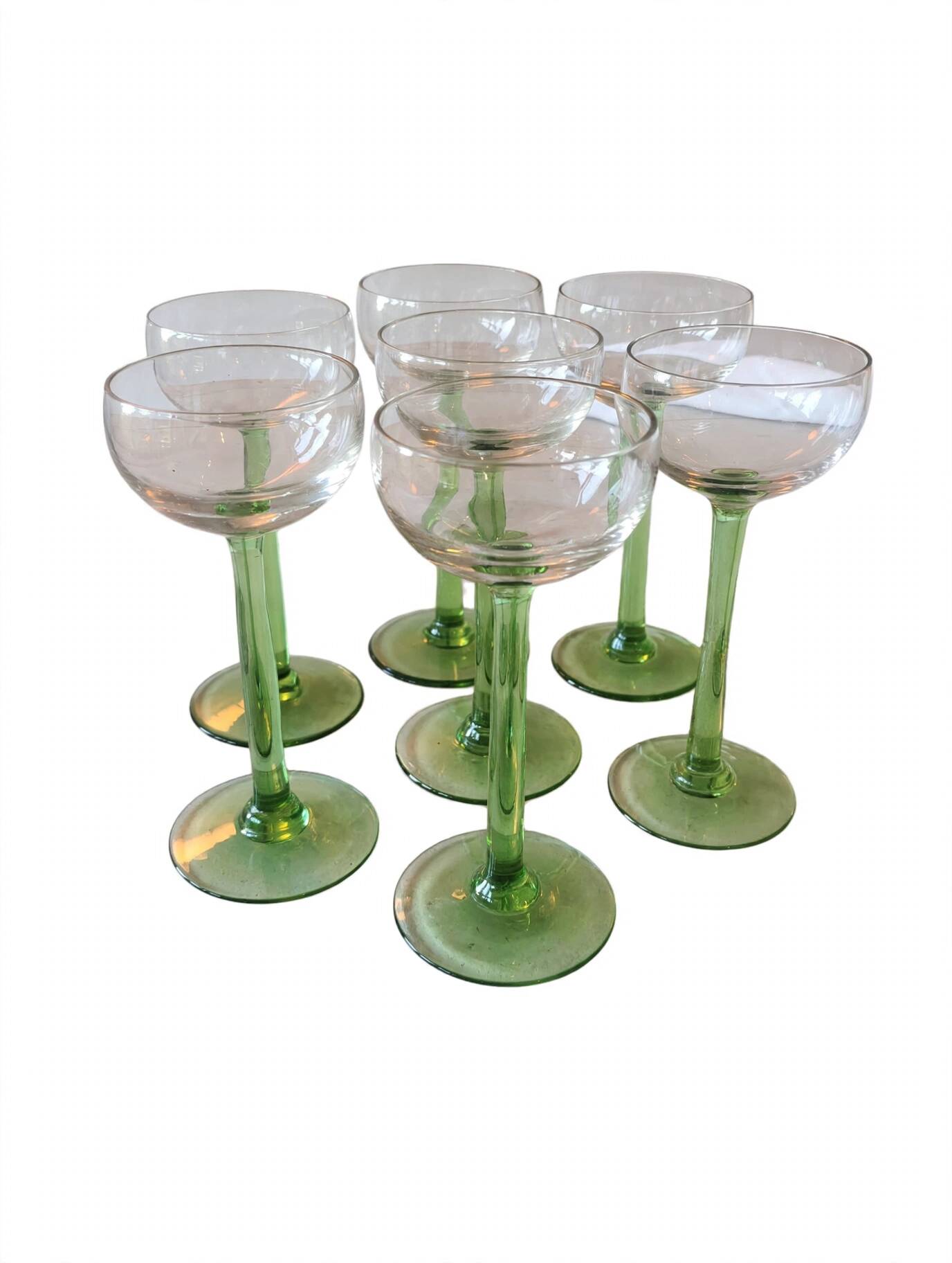 Lot of 7 champagne glasses from the 1970s and a vintage wicker and glass tray.