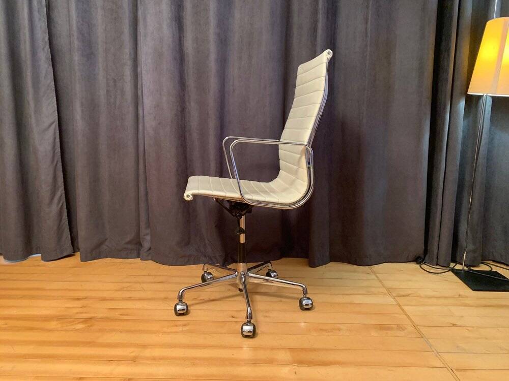 EA 119 swivel armchair by Charles and Ray Eames for Herman Miller, 1970s