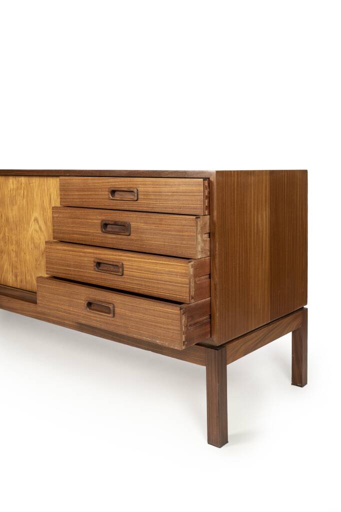 Buffet danois classique en teck. Danemark, années 1970.