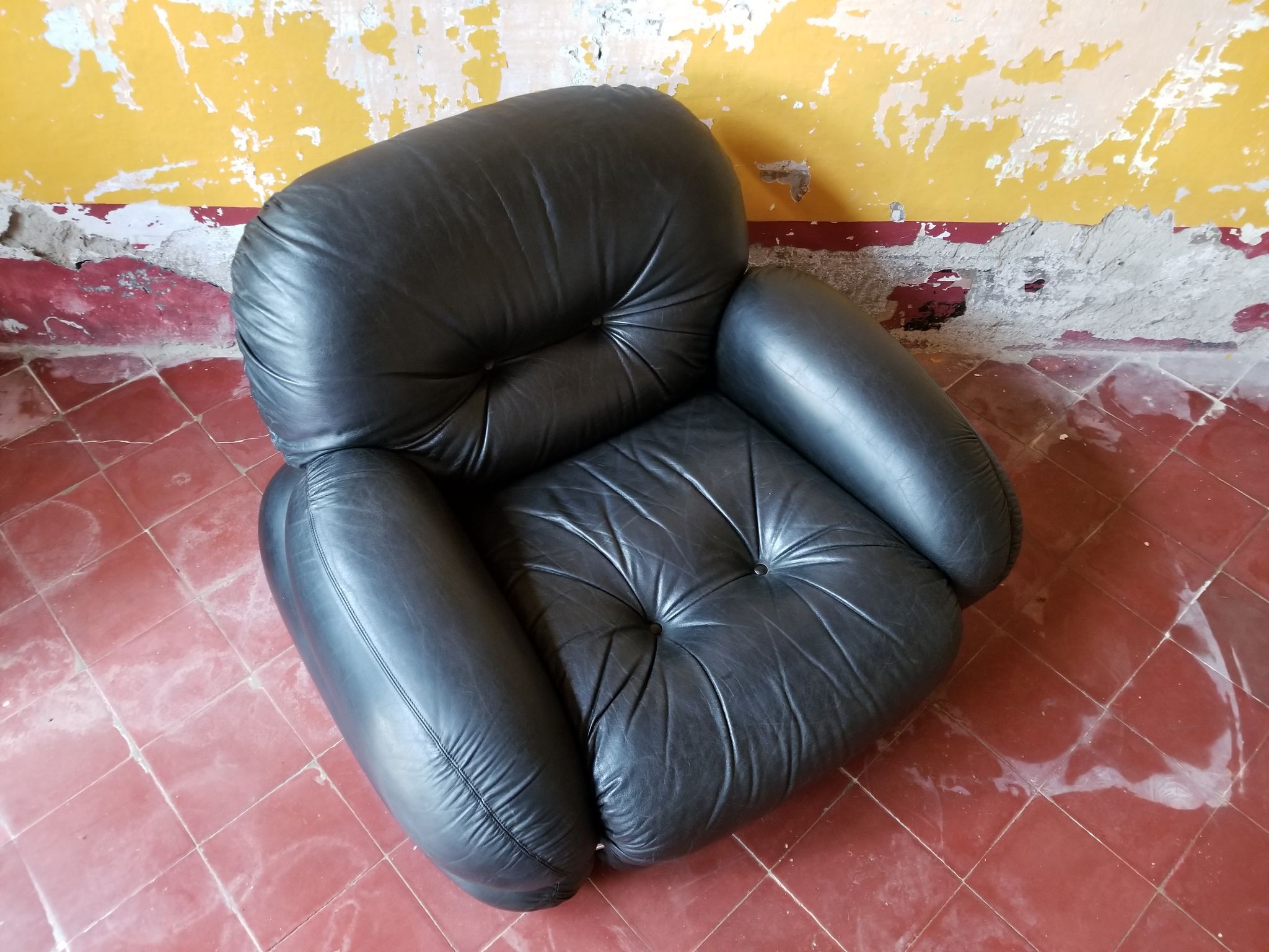 Set of 2 okay black leather lounge chairs by Adriano Piazzesi, 1970