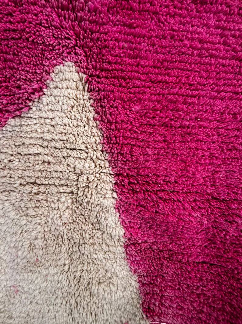 Moroccan Mrirt wool rug in pink and white 180x240 cm – Handwoven Berber rug, modern boho style, authentic wool area rug.