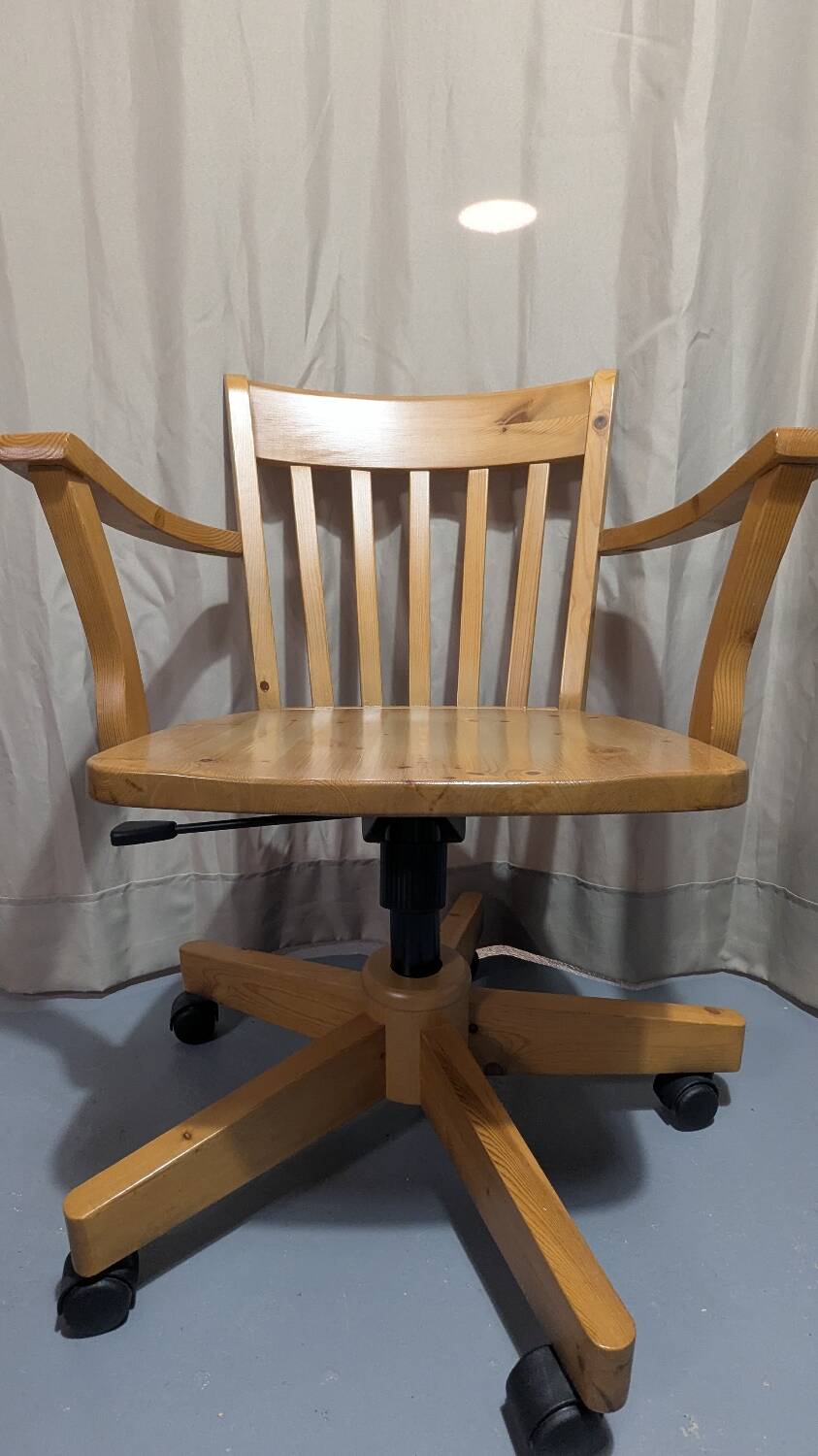 Chaise pivotante en pin massif modèle Joel par Ikea, fabriquée en Italie, années 1990.