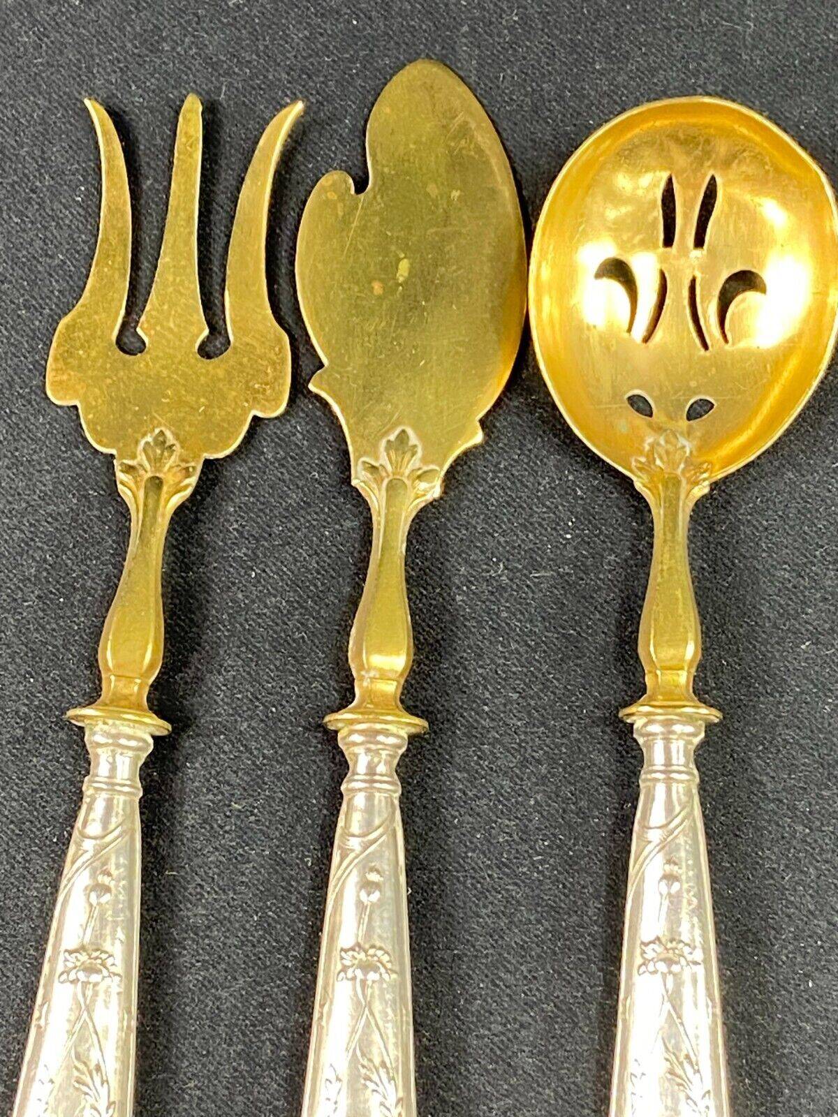 Suite of 3 dessert service elements with silver handles and sprinkler spoon