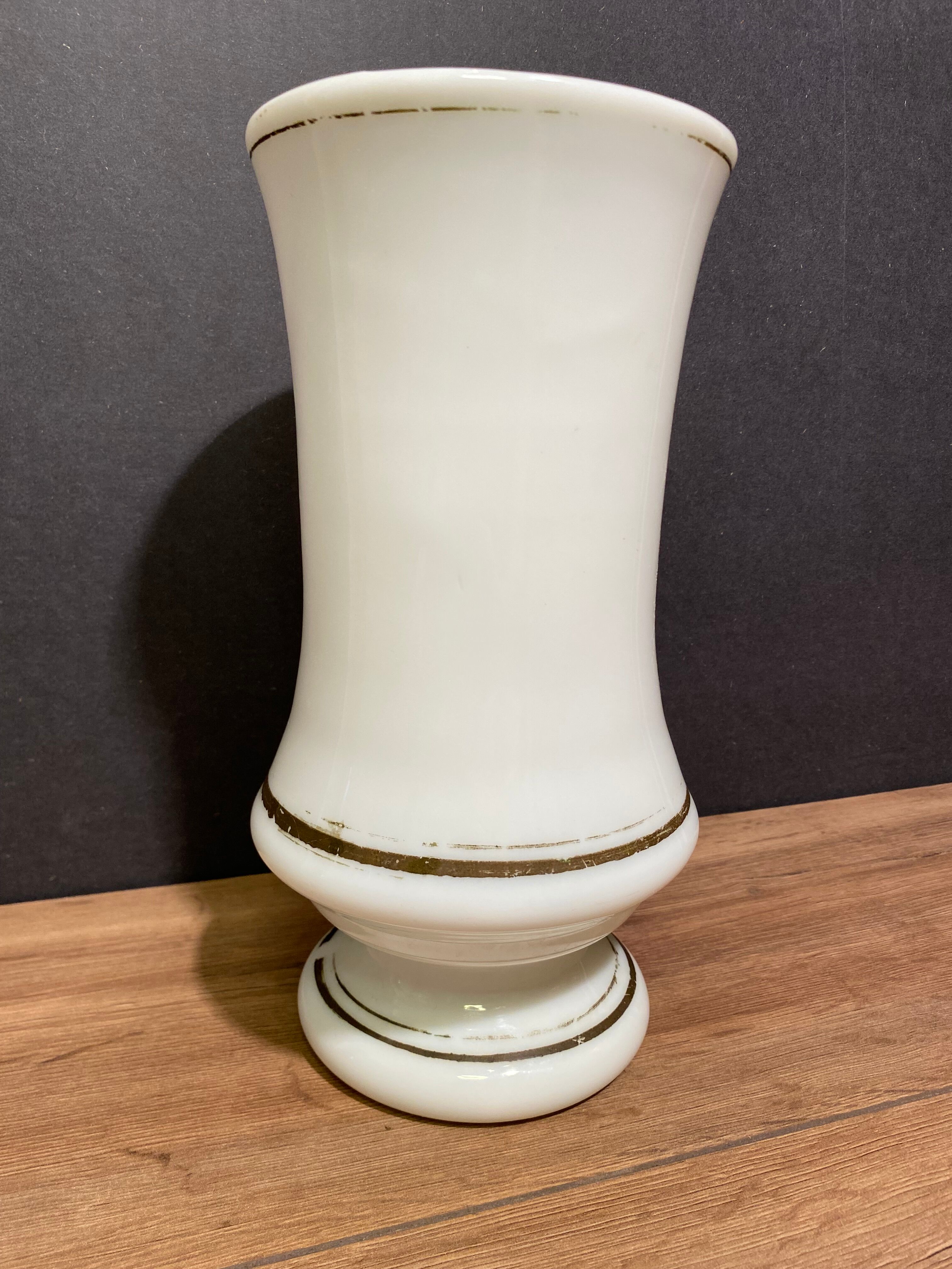 Vase on pedestal in white opaline nineteenth