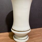 Vase sur piédouche en opaline blanche XIXe