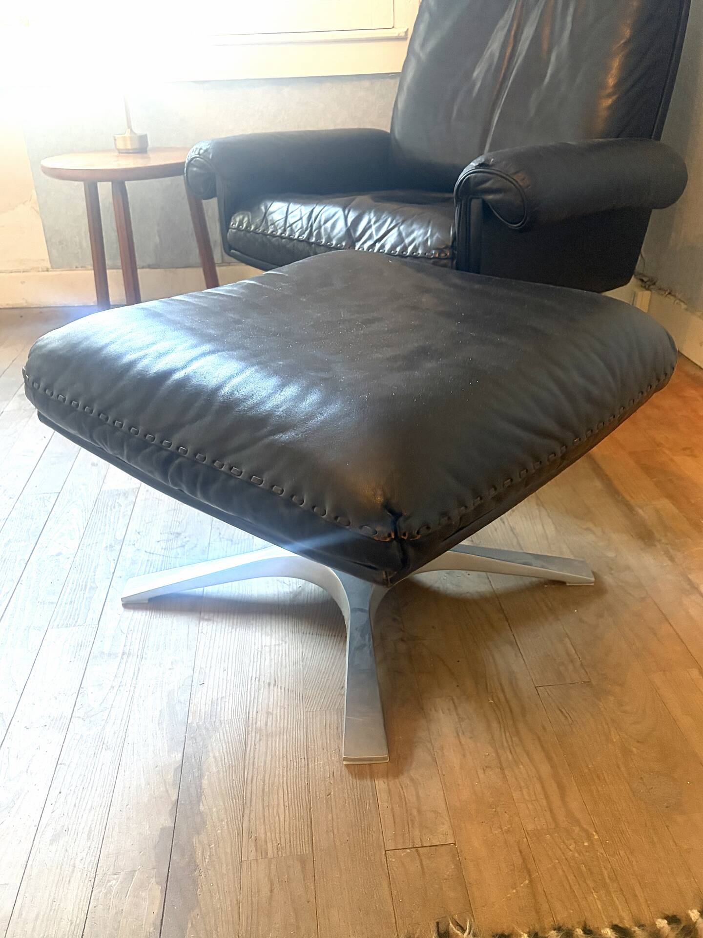 High back lounge chair + Hocker in leather by De Sede model DS-31