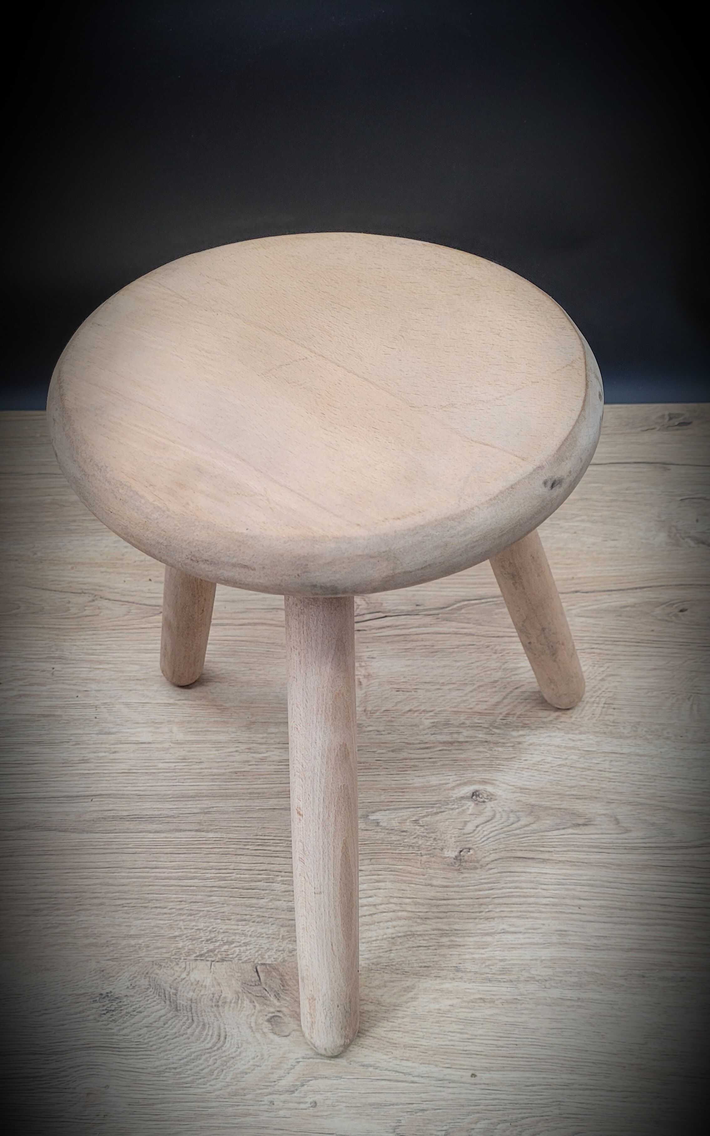Light wood tripod stool ter