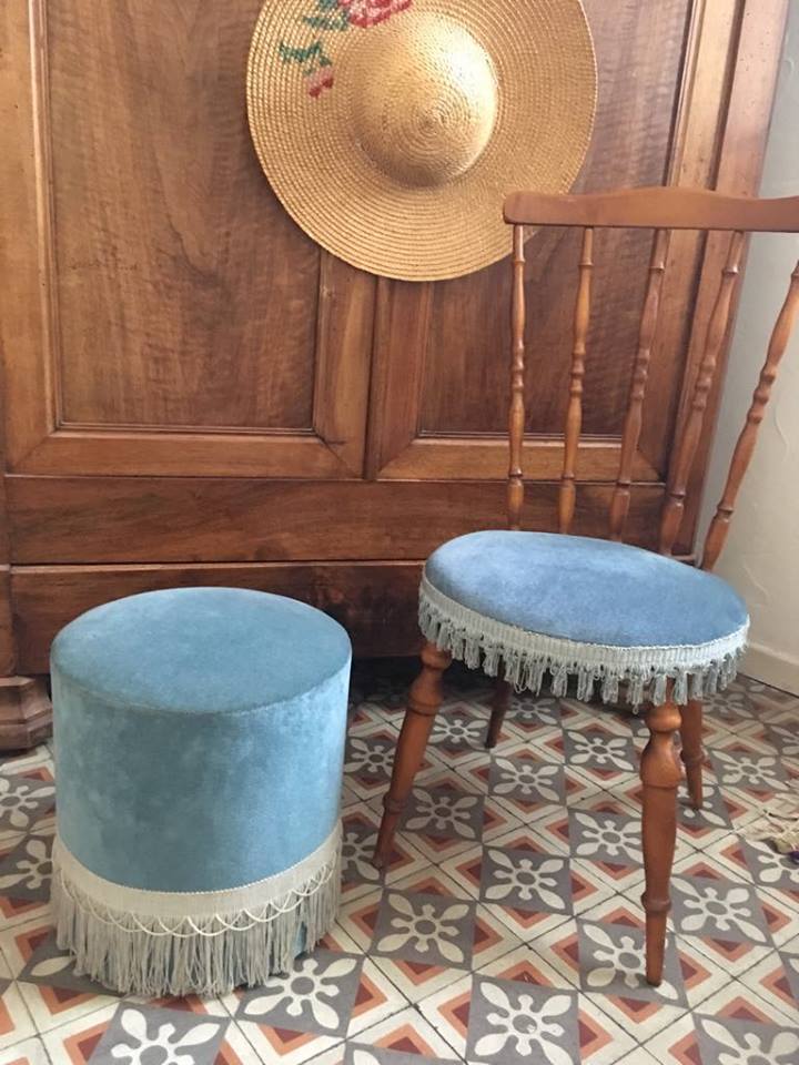 Pouf en velours bleu avec  franges