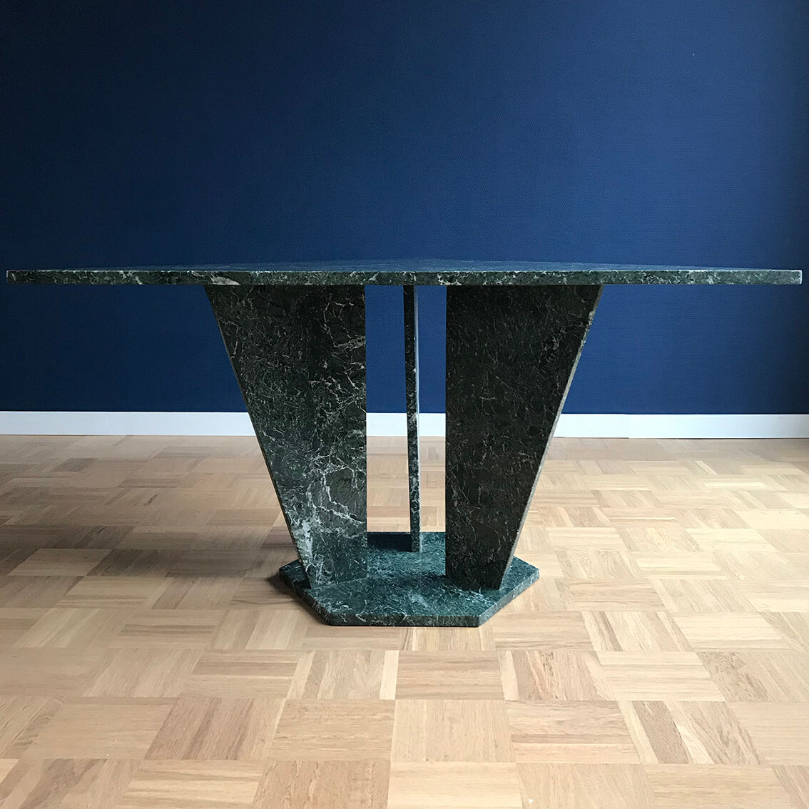 Table triangulaire en marbre d’Alpi verde années 1960