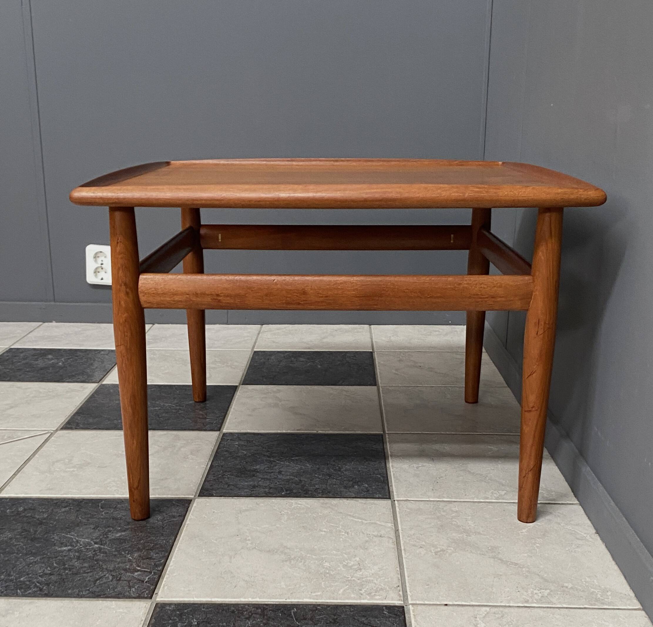 Table basse carrée en teck par Grete Jalk pour Glostrup Danemark années 1960.