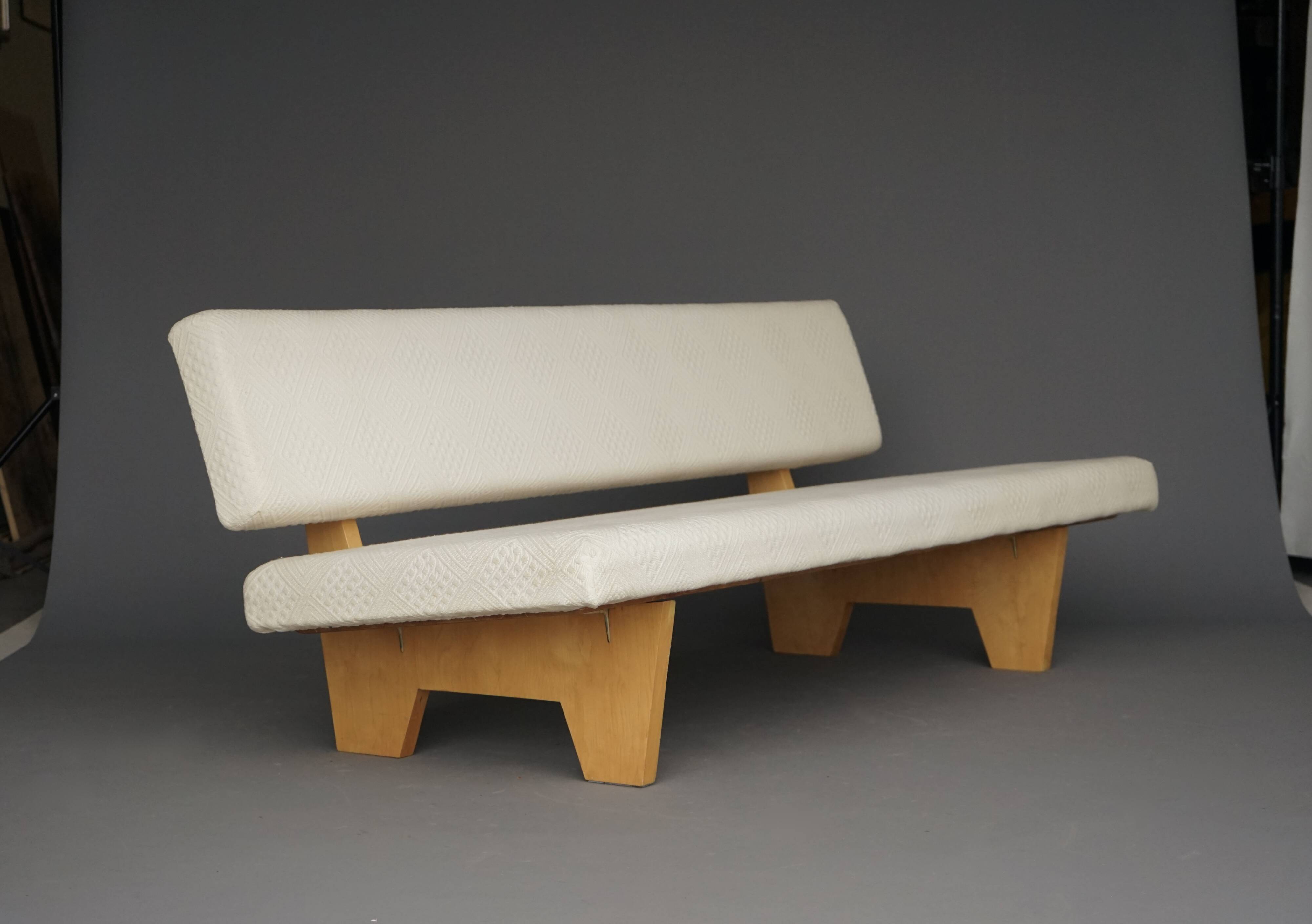 Canapé compact de style néerlandais avec base en bois. Années 1960.