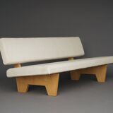 Canapé compact de style néerlandais avec base en bois. Années 1960.