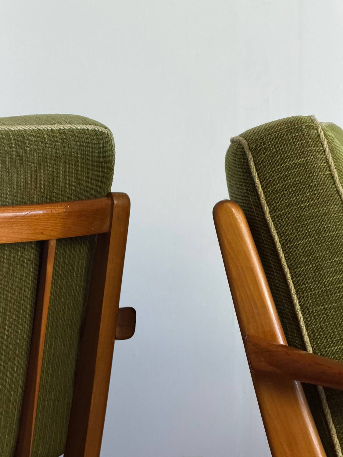 Paire de fauteuils vintage en bois et tissu