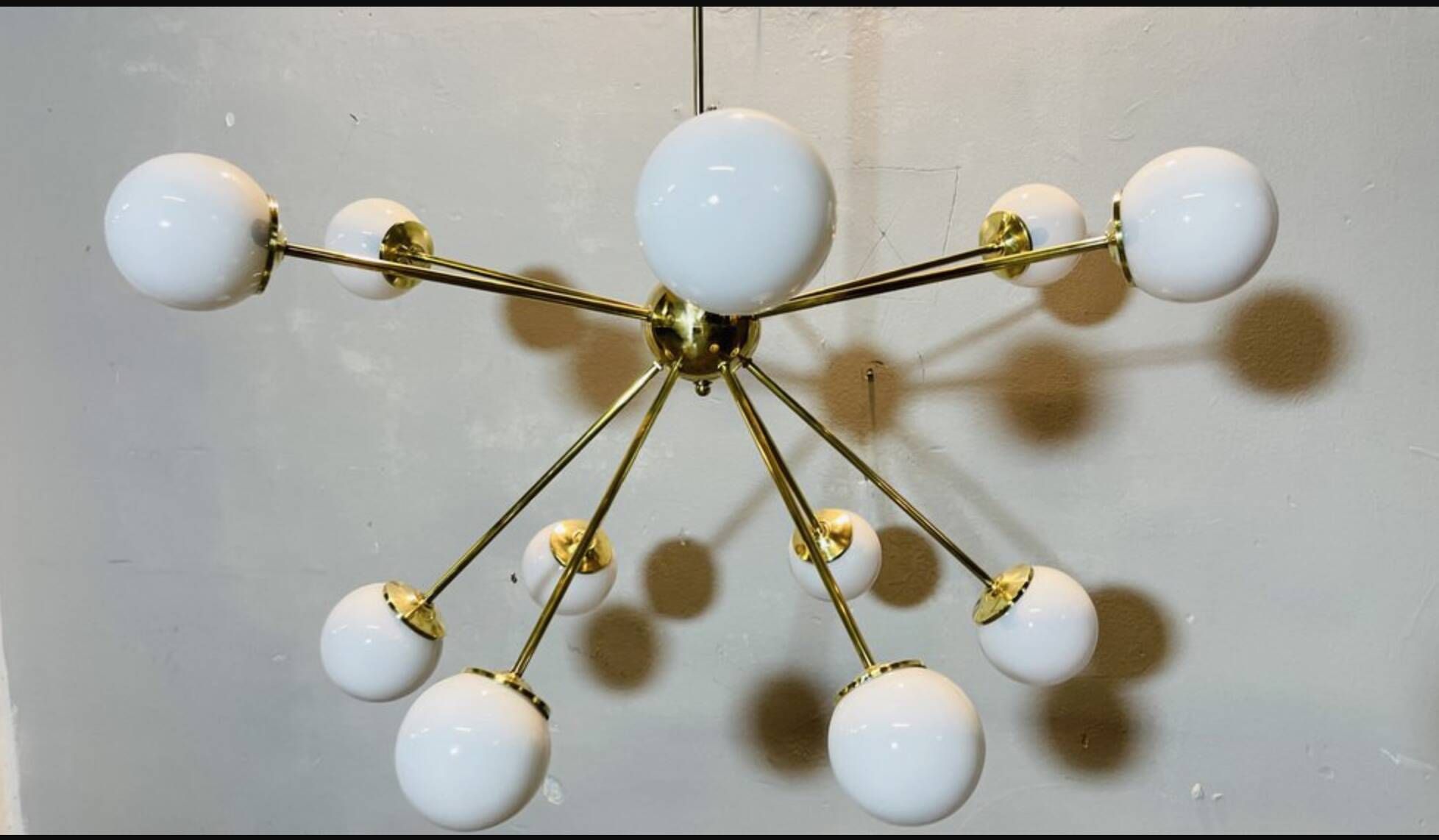 Lampadario Sputnik in ottone con sfera in bronzo e vetri opalini – Italia,