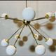 Lampadario Sputnik in ottone con sfera in bronzo e vetri opalini – Italia,