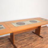 Table à manger en teck et carrelage par Gangso Mobler