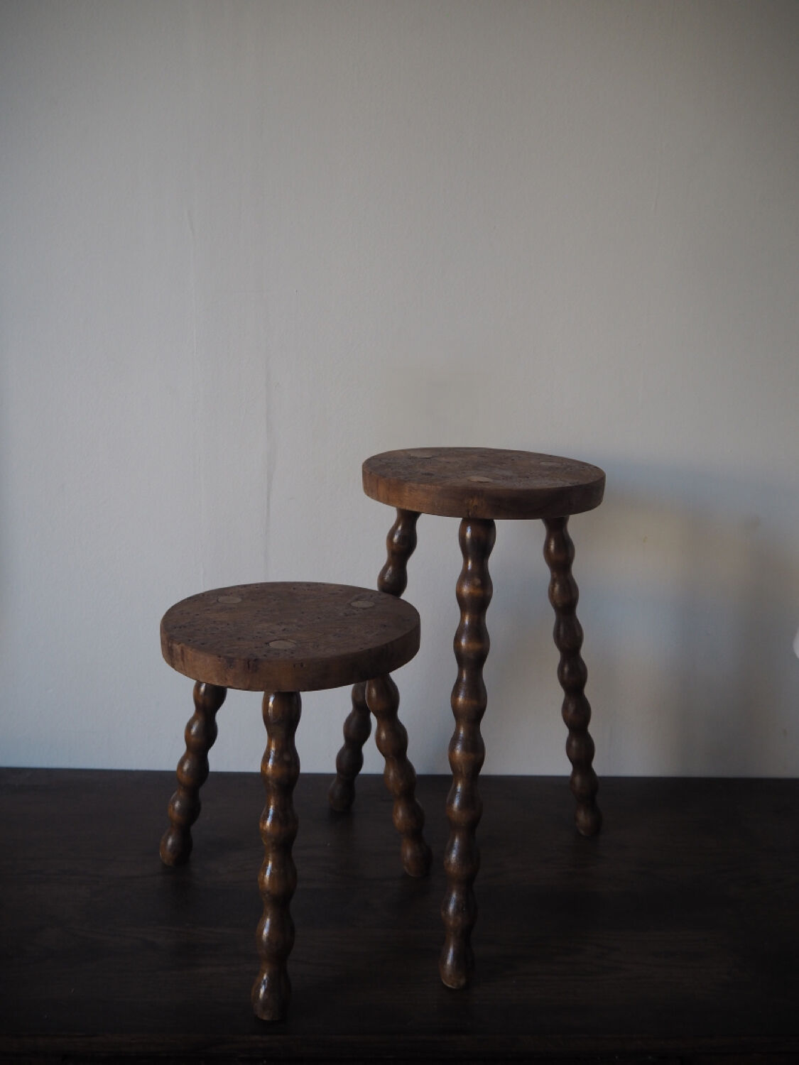 Duo de tabourets tripodes en ronce de noyer