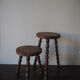 Duo de tabourets tripodes en ronce de noyer