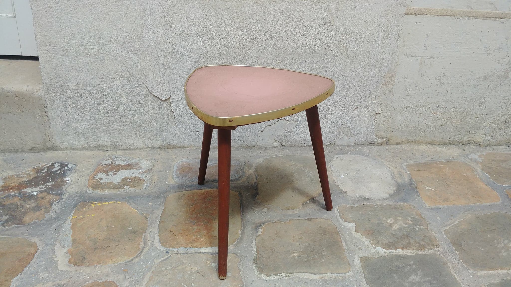 Door plant tripod base