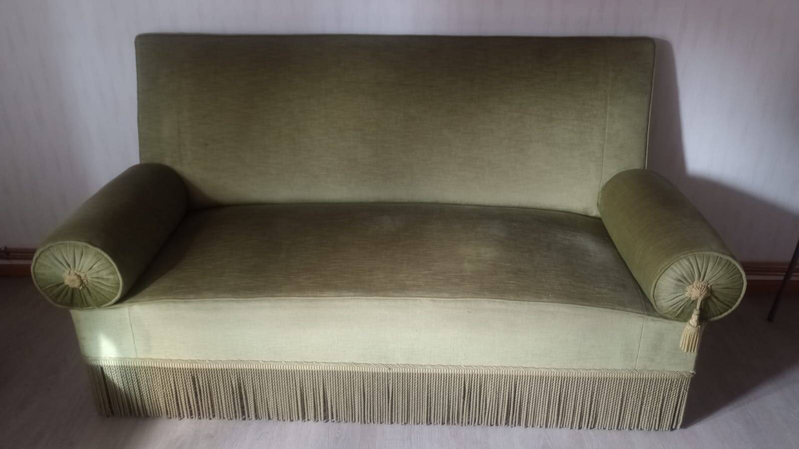 Vintage green velvet sofa – Retro / antique style