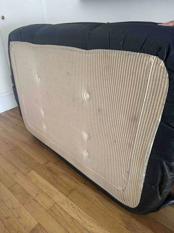 canape togo 2 place en cuir noir a restaurer