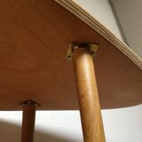 Table basse ovale stratifiée piètement en chêne réalisée par un mesuisier