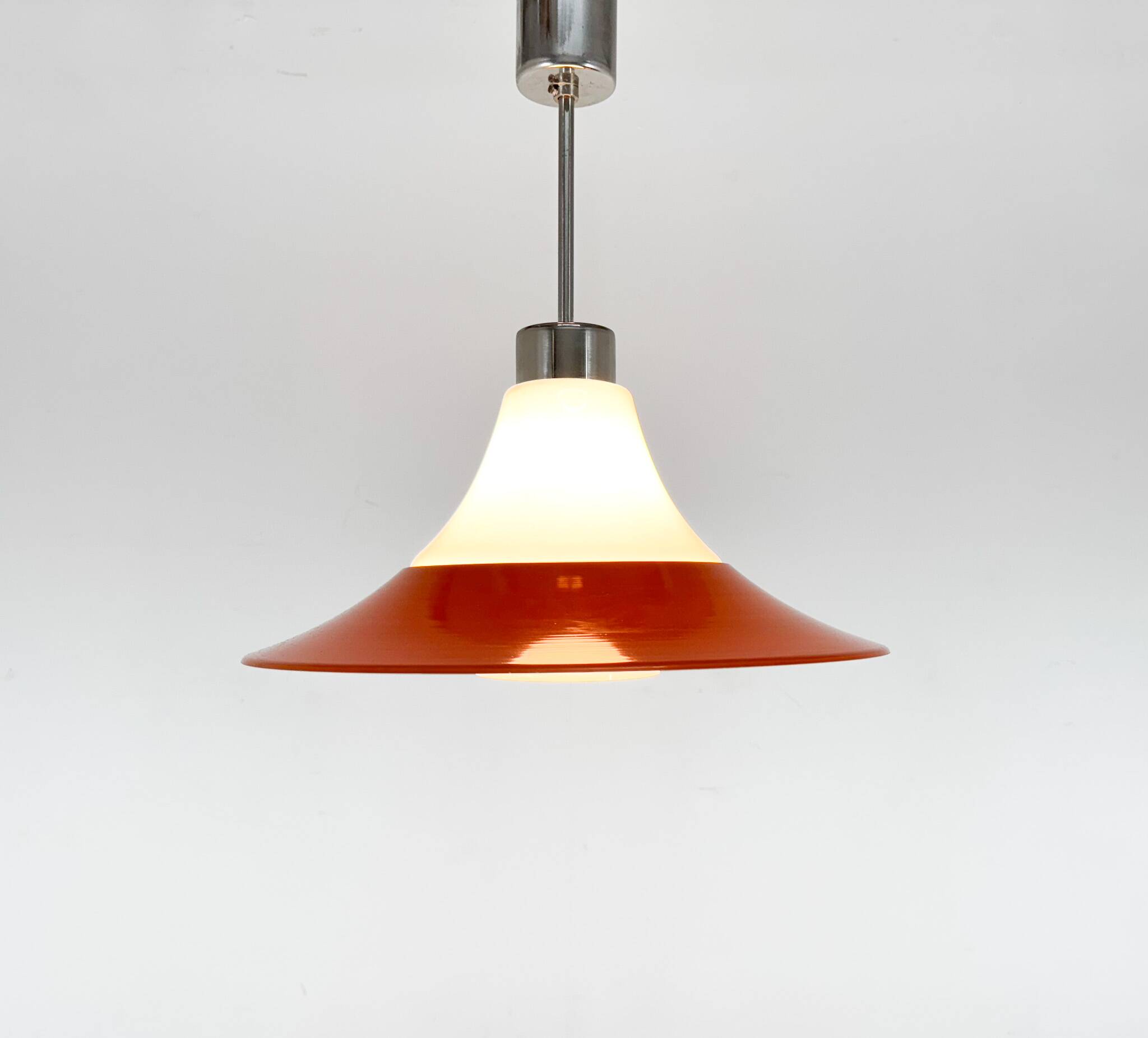 Suspension en verre opalin et métal orange, milieu XXème