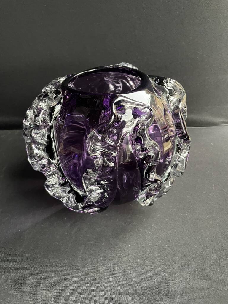 Gros vase boule à base plane en verre soufflé violet et blanc