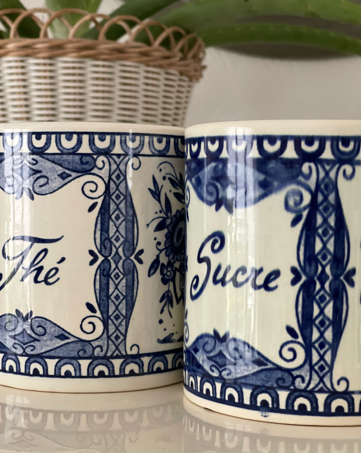 3 Delfts jars.