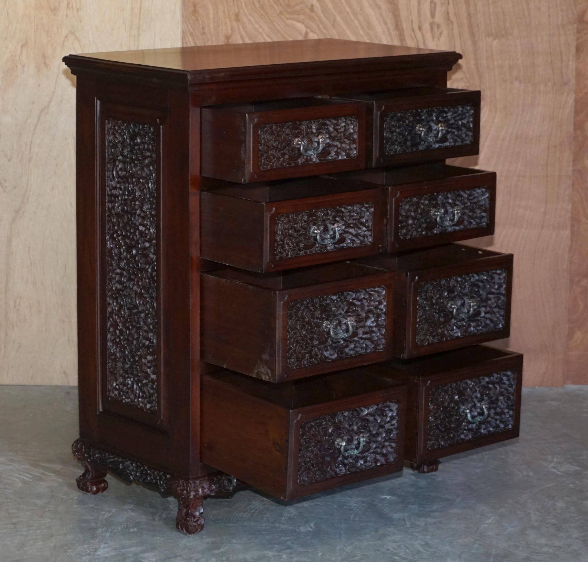 Paire de commodes vintage en bois dur sculpté