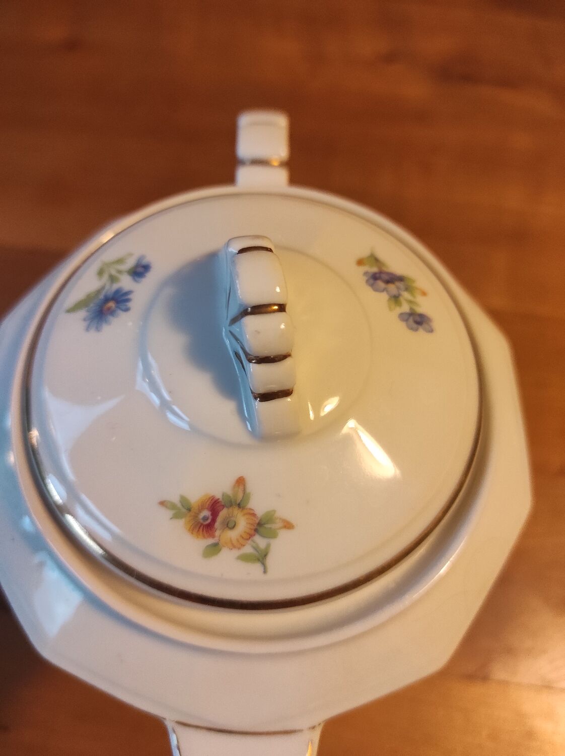 Coffee maker with floral decoration