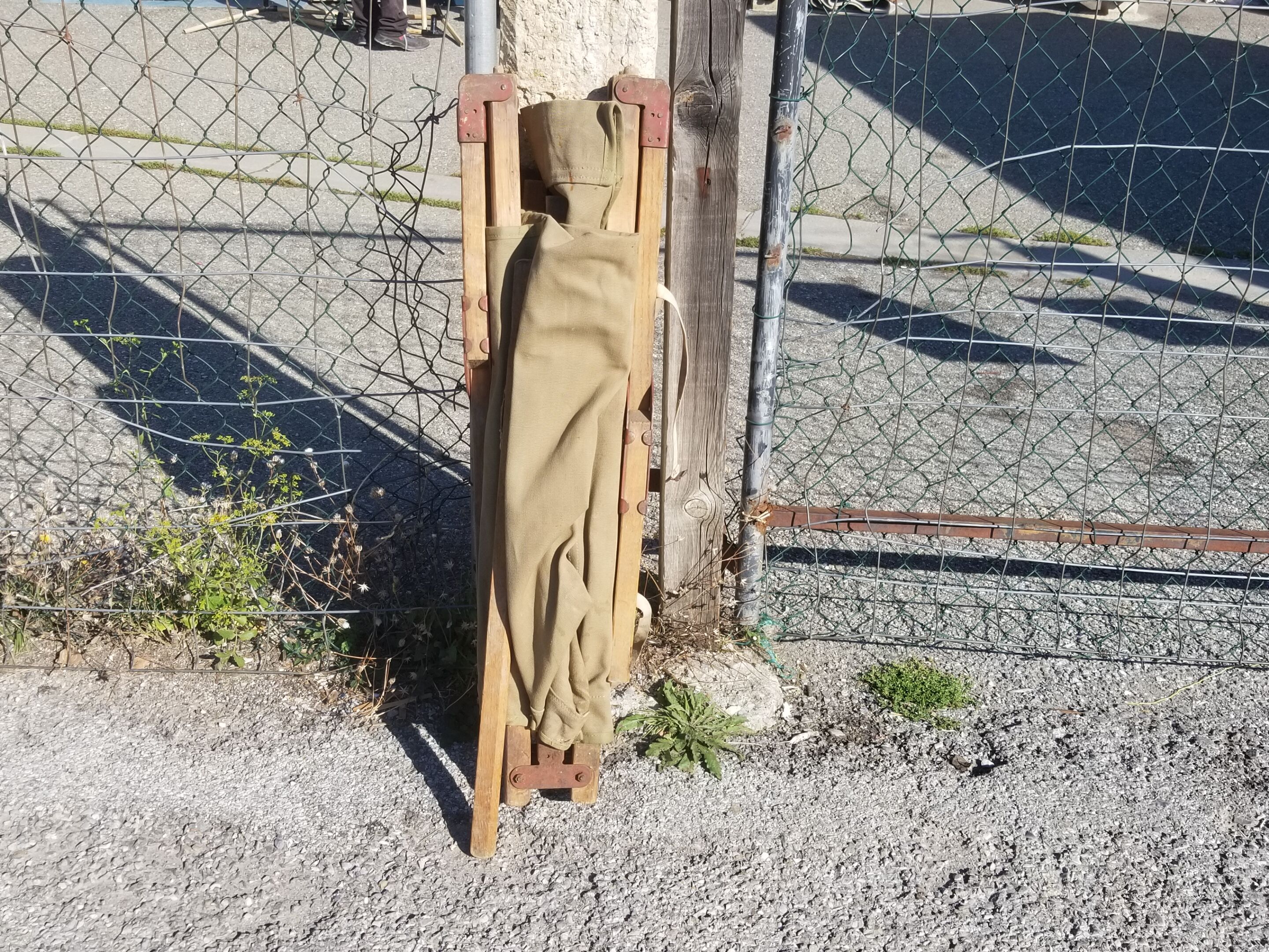 Ancien lit de camp militaire en bois et toile