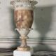 Paire de vases en albâtre bicolore, vers 1900, manques sur la collerette